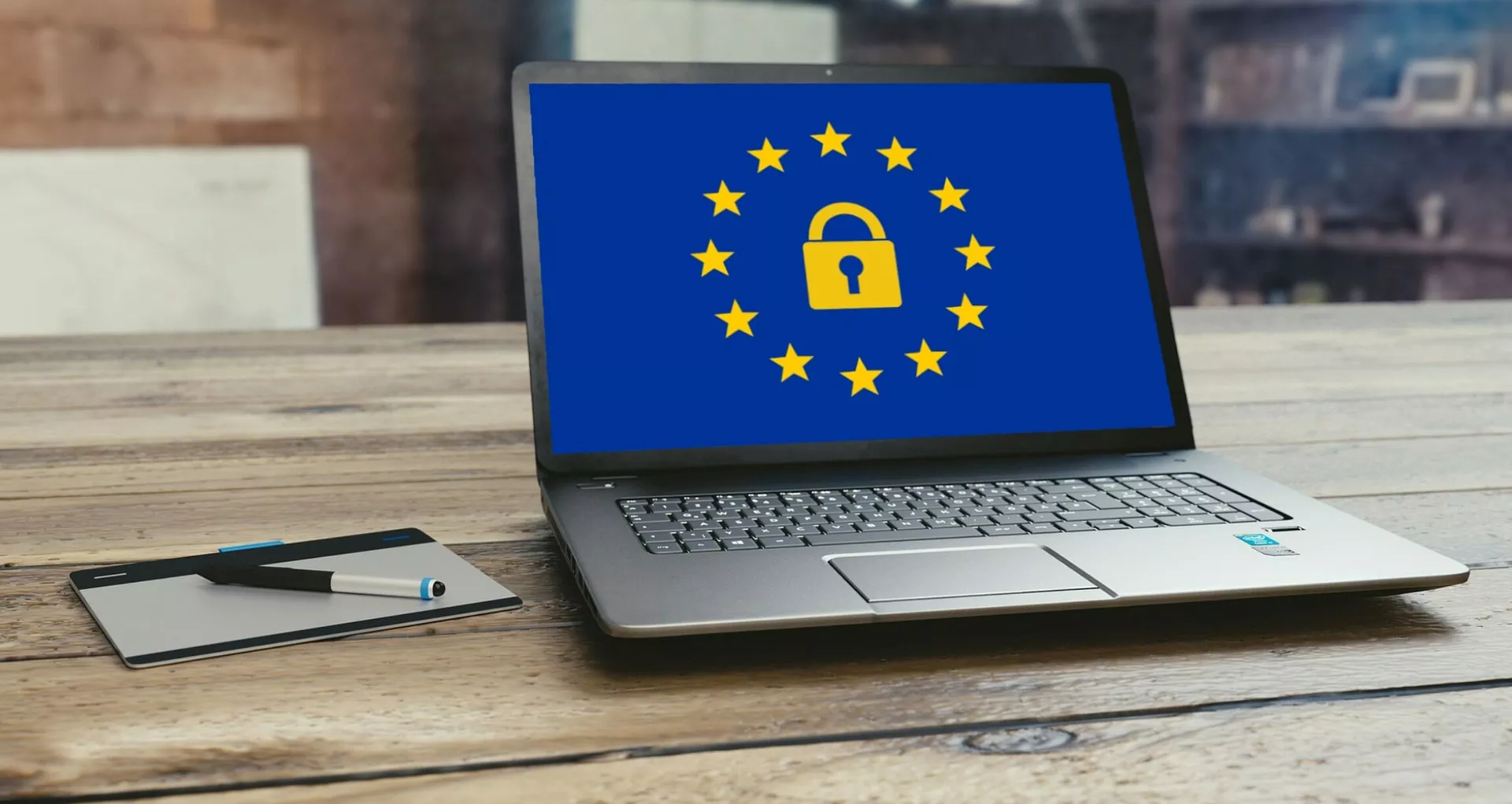 Laptop mit Symbol für den europäischen Datenschutz auf dem Bildschirm 