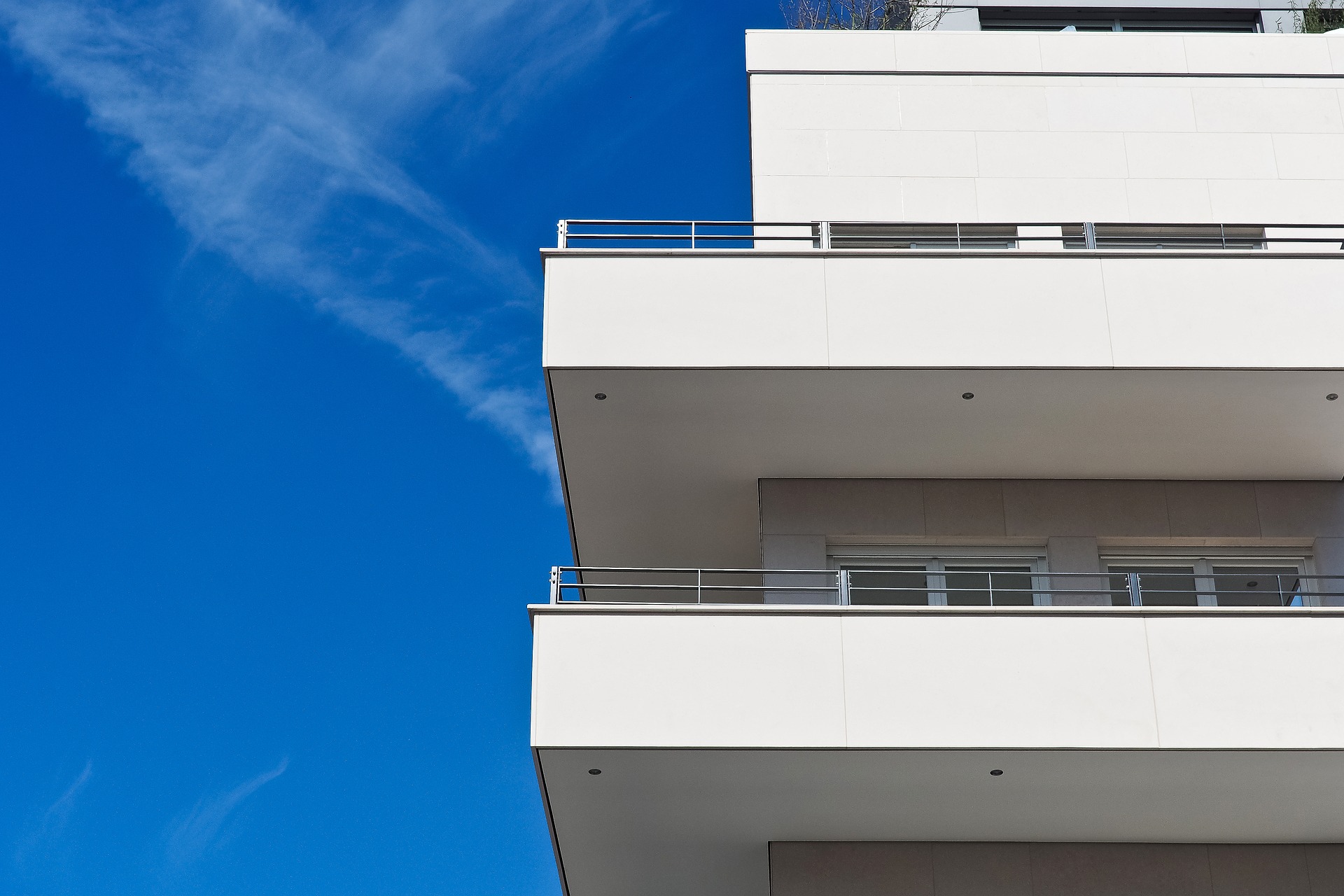 Balkone eines modernen Mehrfamilienhauses 