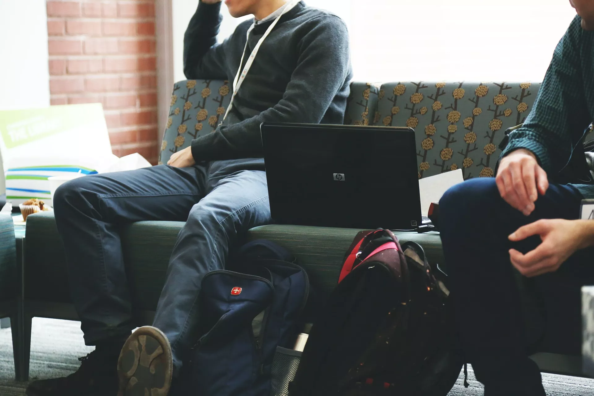 studenten mit Laptop und Rucksack machen Pause 