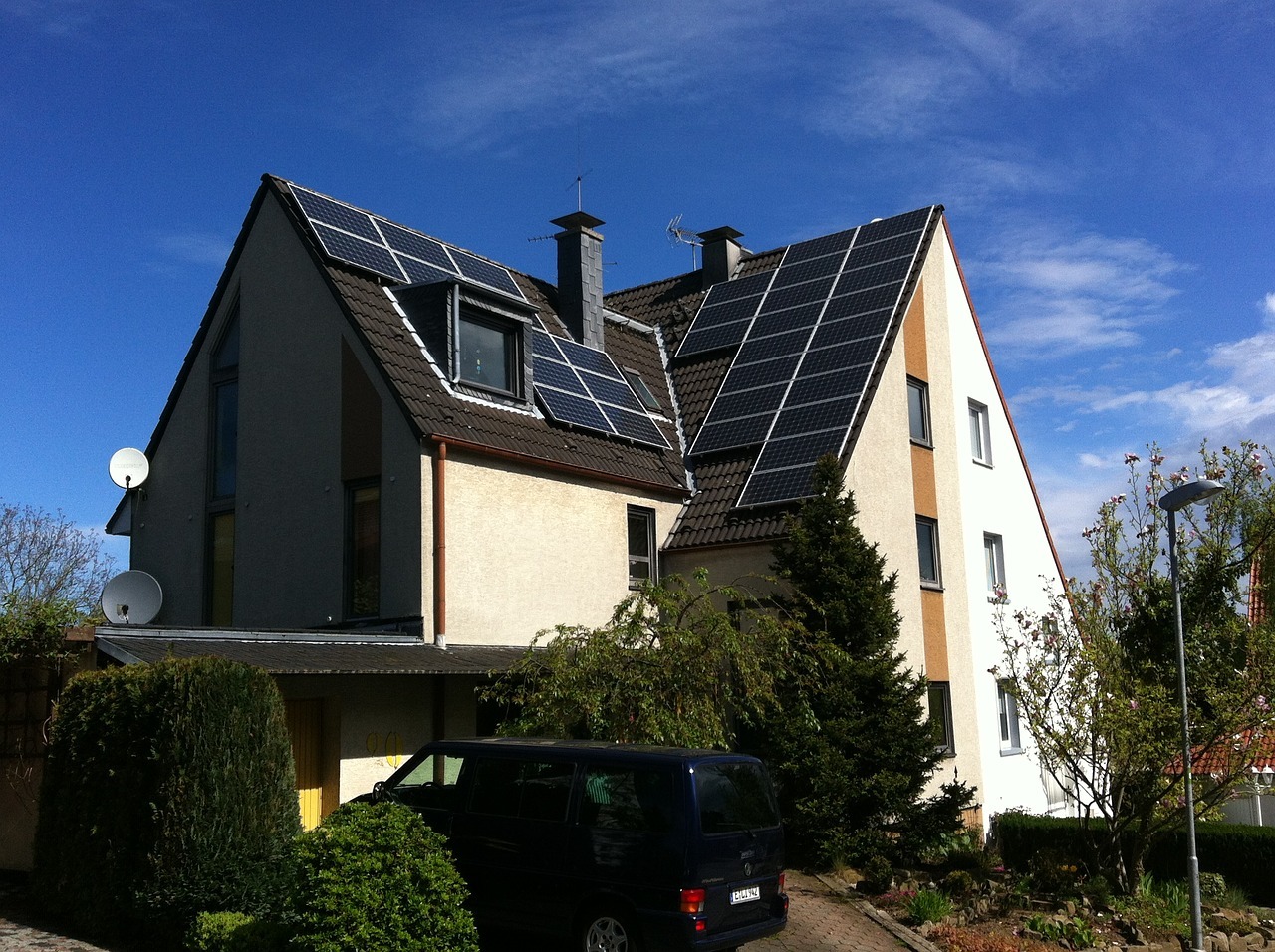 Photovoltaik Anlage auf dem Dach eines kleinen Mehrfamilienhauses 