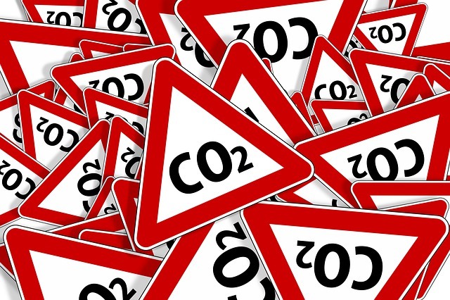  Viele CO2 Warnschilder übereinandergestapelt